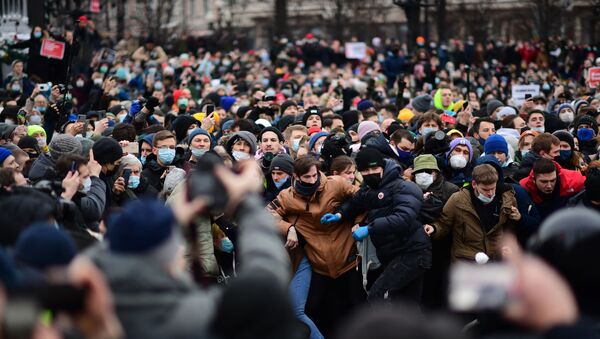 Участники несанкционированной акции сторонников Алексея Навального в Москве - Sputnik Lietuva