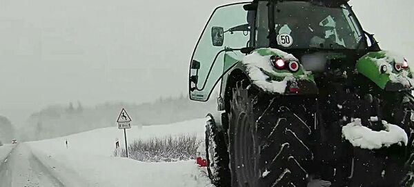 Пьяный водитель трактора чистил дороги - Sputnik Литва