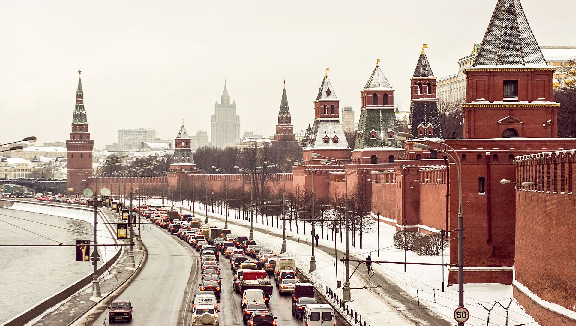 Вид на Кремлевскую набережную с Большого Москворецкого моста - Sputnik Lietuva, 1920, 11.02.2021