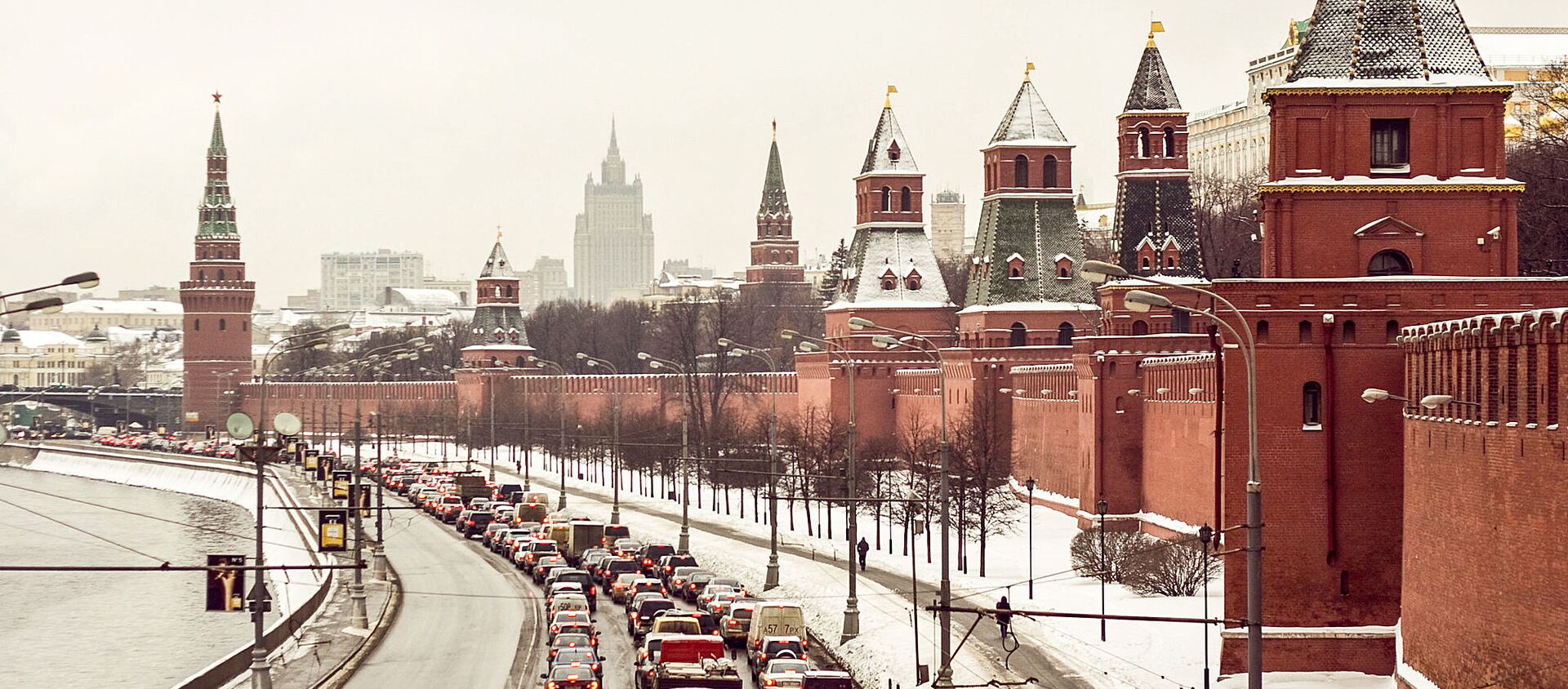 Вид на Кремлевскую набережную с Большого Москворецкого моста - Sputnik Литва, 1920, 01.03.2021