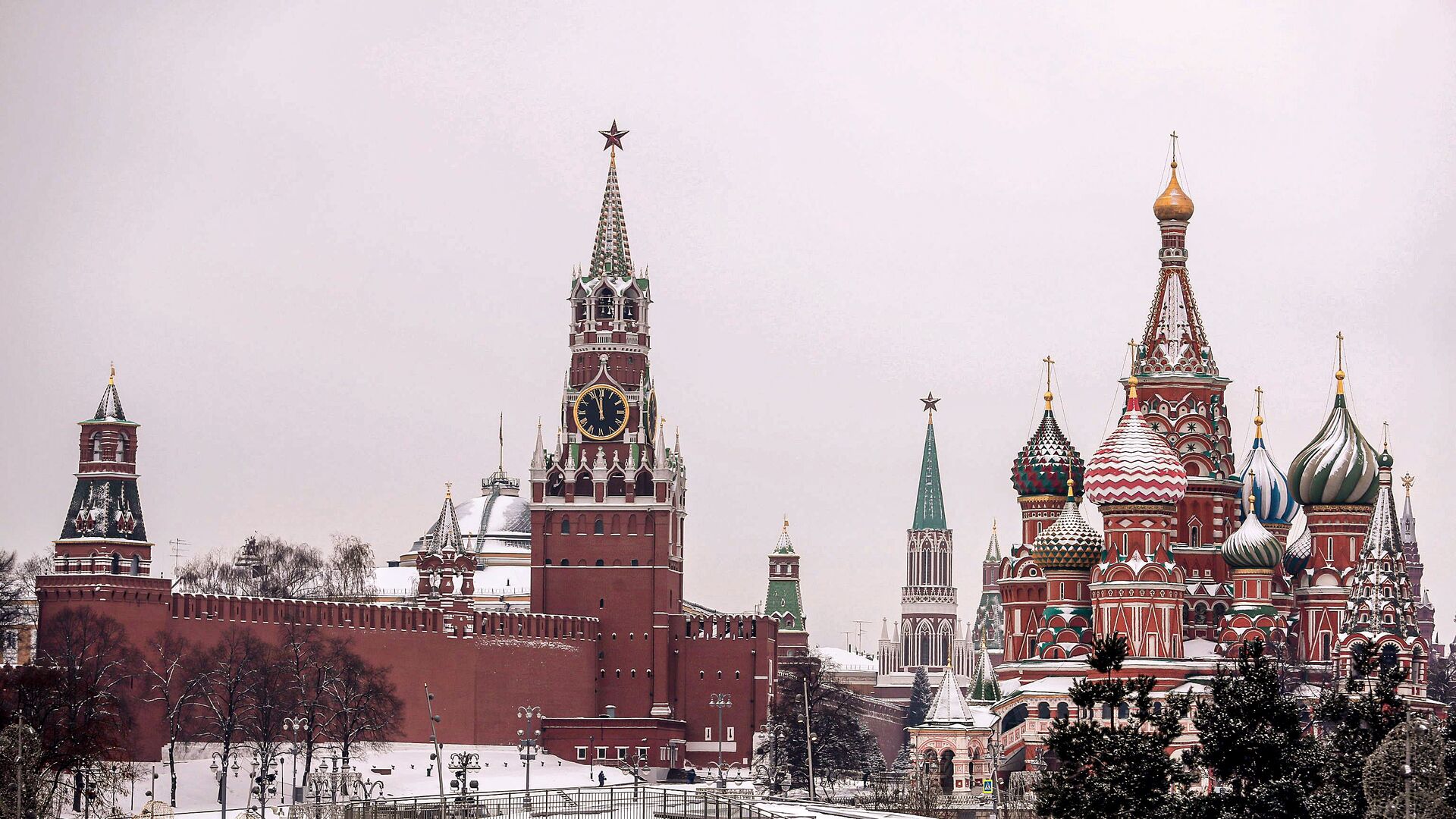 Вид на Покровский собор и Спасскую башню Московского Кремля - Sputnik Lietuva, 1920, 18.02.2021