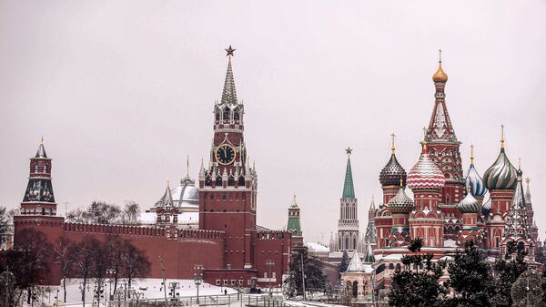 Вид на Покровский собор и Спасскую башню Московского Кремля - Sputnik Lietuva