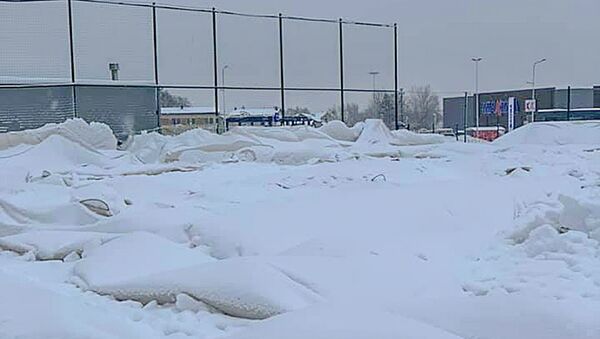Vilniuje dėl sniego svorio įgriuvo pripučiamas kupolas, dengęs Pilaitės gimnazijos futbolo maniežą - Sputnik Lietuva