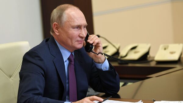Президент России Владимир Путин разговаривает по телефону - Sputnik Lietuva