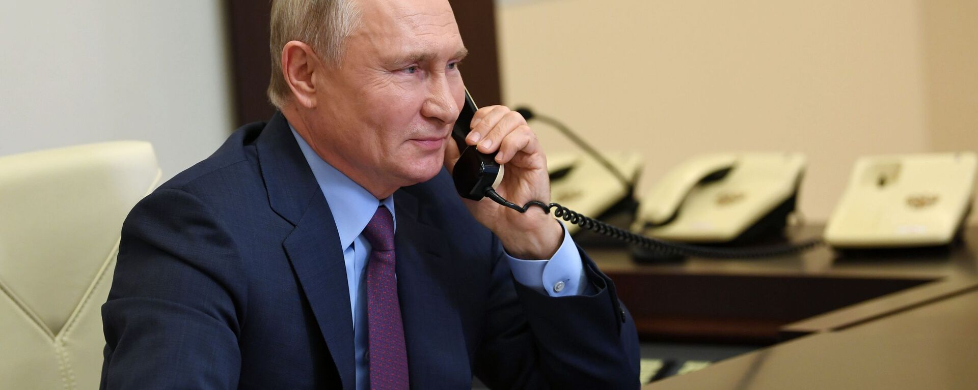 Президент России Владимир Путин разговаривает по телефону - Sputnik Lietuva, 1920, 31.03.2021
