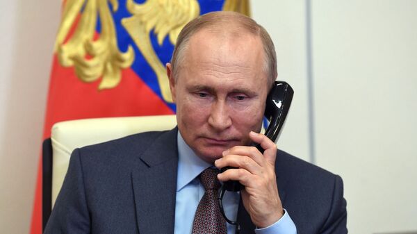 Президент России Владимир Путин разговаривает по телефону - Sputnik Литва