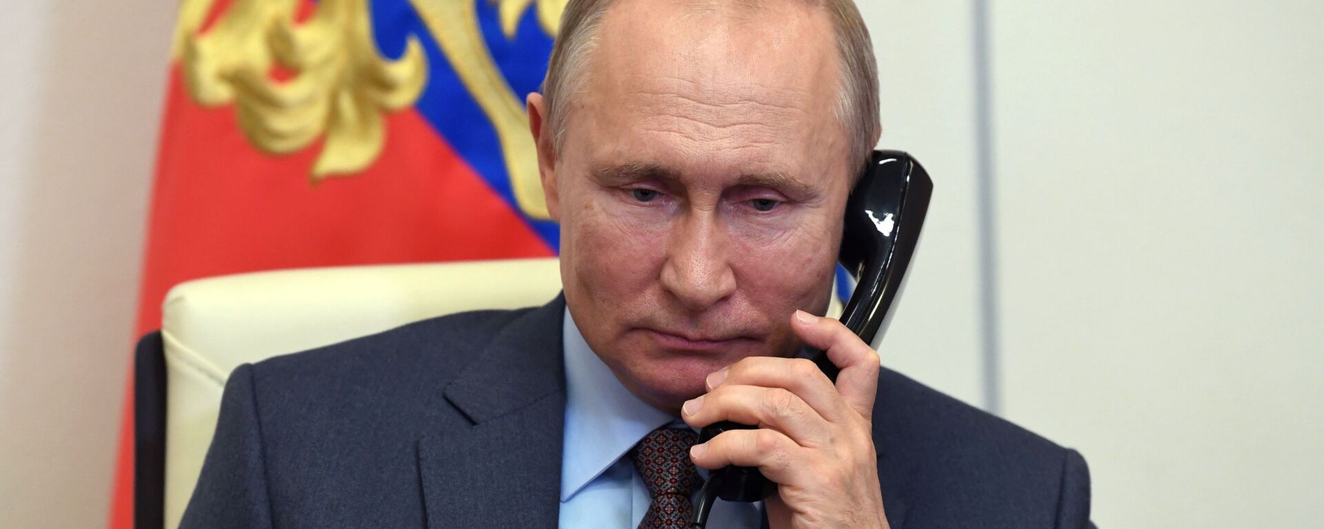 Президент России Владимир Путин разговаривает по телефону - Sputnik Литва, 1920, 28.05.2022