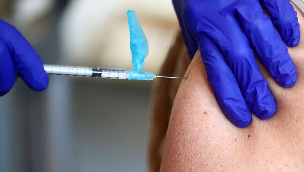 Прививка вакциной от коронавируса Pfizer-BioNTech (COVID-19)  - Sputnik Литва