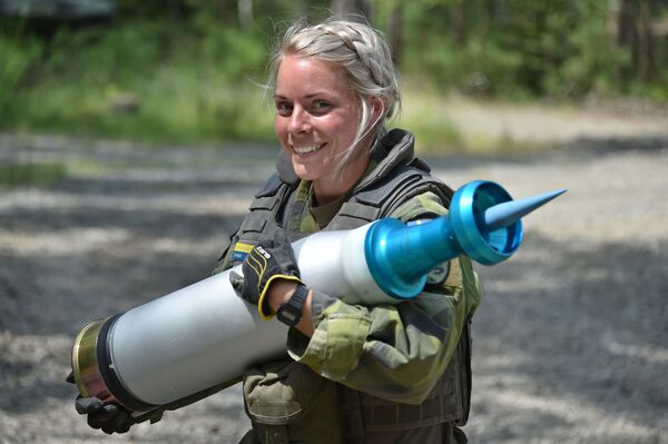 Женщина-военнослужащий армии Швеции несет снаряд во время танковых испытаний Strong Europe - Sputnik Lietuva