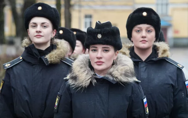 Девушки-курсанты во время занятий по строевой подготовке в Военно-морском институте имени Петра Великого в Санкт-Петербурге Девушки-курсанты во время занятий по строевой подготовке в Военно-морском институте имени Петра Великого в Санкт-Петербурге
