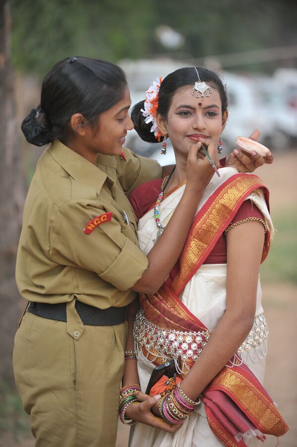 Кадет красит коллегу во время подготовки к культурной программе в индийском городе Секундерабад - Sputnik Lietuva