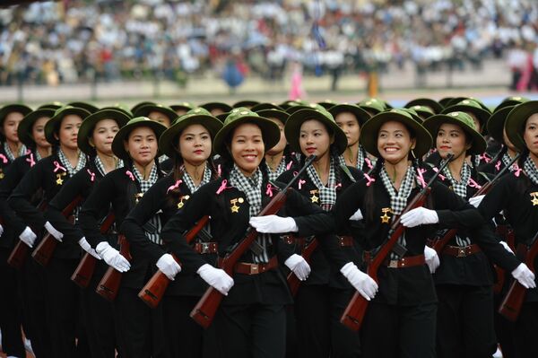 Женщины-военнослужащие, одетые в форму солдат Вьетконга во время военного парада во Вьетнаме  - Sputnik Lietuva