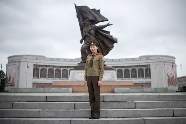 Капитан Корейской народной армии Чхве Ун-Чон позирует у Военного музея в Пхеньяне - Sputnik Lietuva