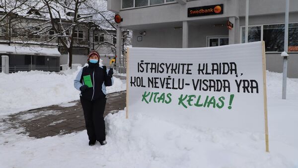 Пикет сотрудников санатория Belorus возле здания Swedbank, архивное фото - Sputnik Литва