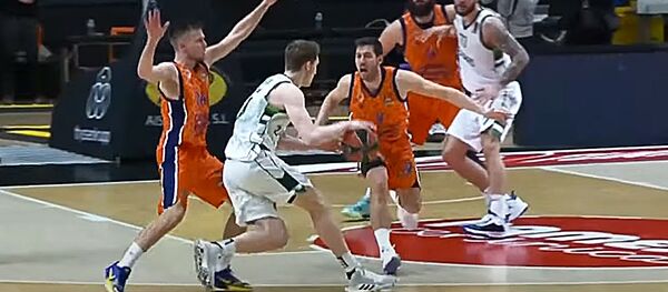 Баззер-битер Григониса принес Жальгирису вторую драматичную победу подряд - Sputnik Литва