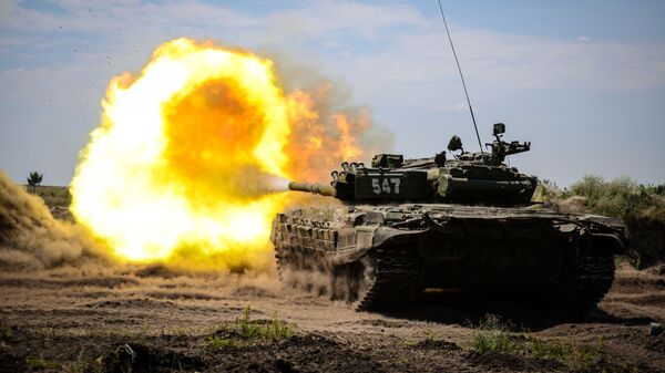 Танк Т-72Б 20-й гвардейской общевойсковой армии Западного военного округа во время учений на полигоне Погоново - Sputnik Lietuva