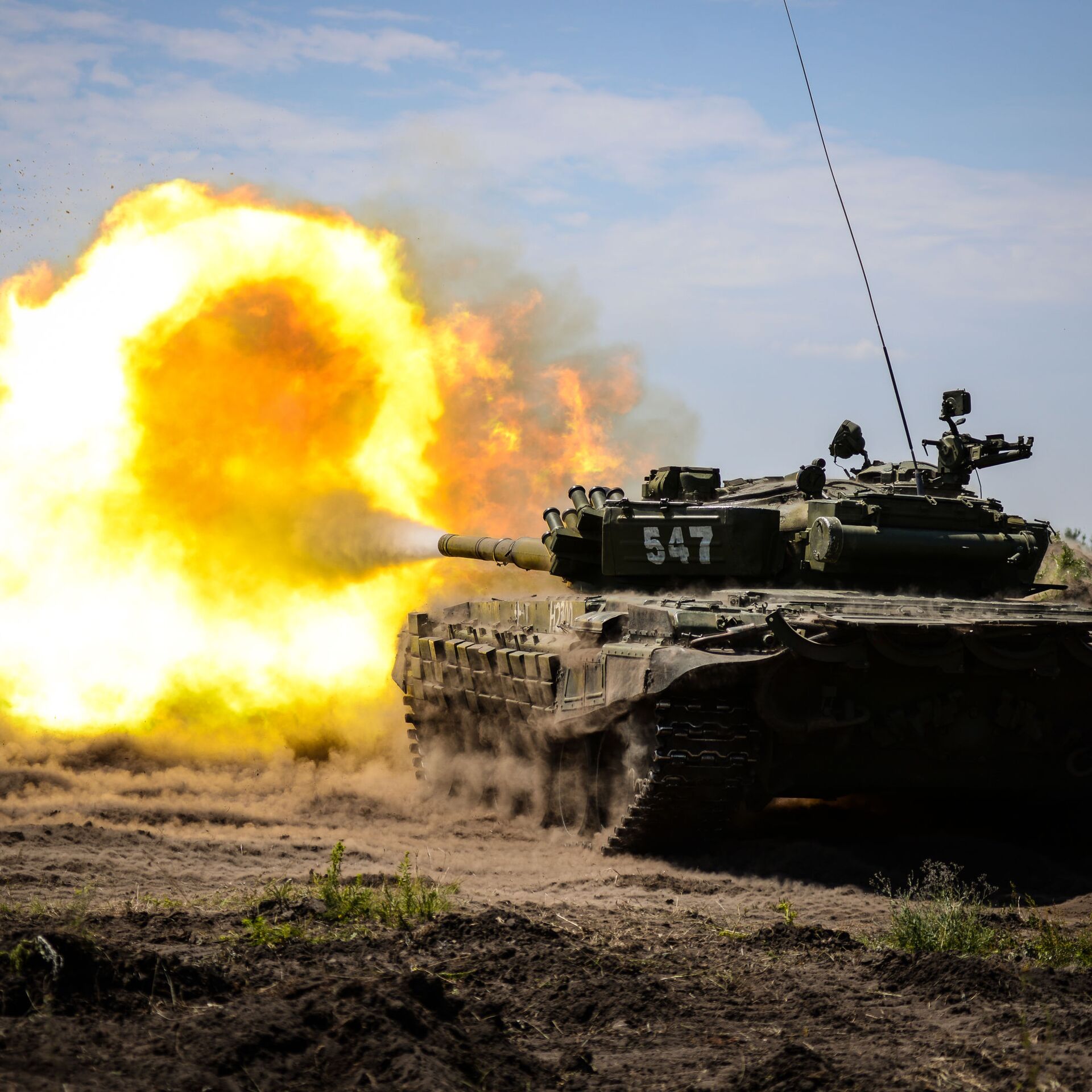 Танк раша. Т-72б3 стрельба. Выстрел танка т72. Т-72 В бою. Т-72 В боях на Украине.