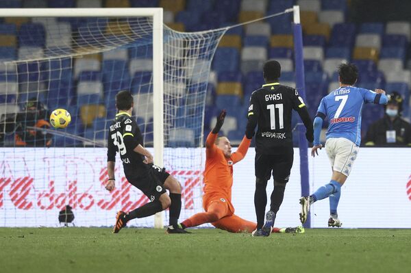 Крапикас на стадионе Диего Марадоны пропустил четыре от Наполи - Sputnik Литва