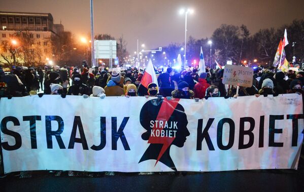 Участники акции протеста против ужесточения законодательства об абортах в Польше - Sputnik Литва