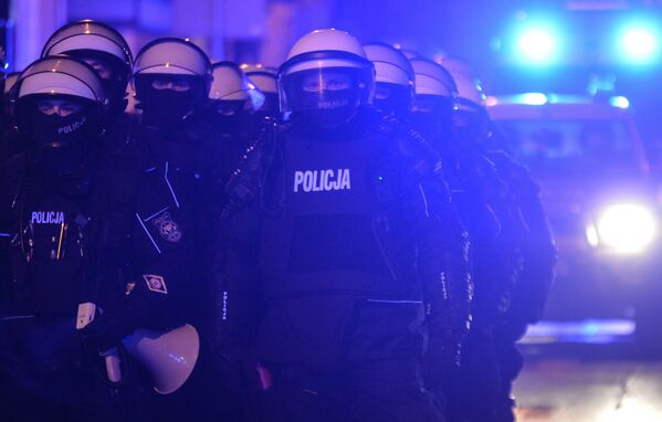 Полицейские стоят в оцеплении во время проведения акции протеста против ужесточения законодательства об абортах в Польше - Sputnik Литва