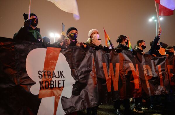 Участники акции протеста против ужесточения законодательства об абортах в Варшаве, Польша - Sputnik Литва