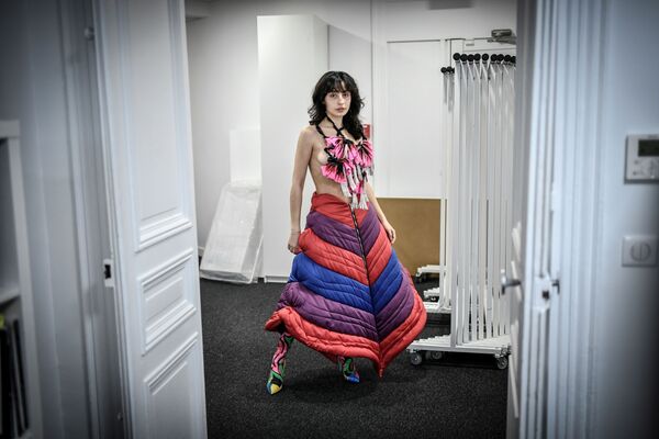 Неделя высокой моды в Париже: новые тренды в фотографиях - Sputnik Литва