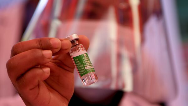 Медик держит флакон с вакциной против коронавируса  фирмы AstraZeneca - Sputnik Литва