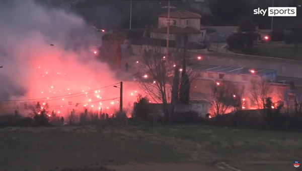 Дымовые шашки и ракетницы: видео нападения фанатов Марселя на базу клуба - Sputnik Литва