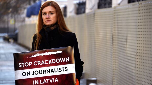 Член Общественной палаты РФ, журналистка Мария Бутина в одиночном пикете в защиту свободы слова в поддержку русскоязычных журналистов Латвии - Sputnik Литва