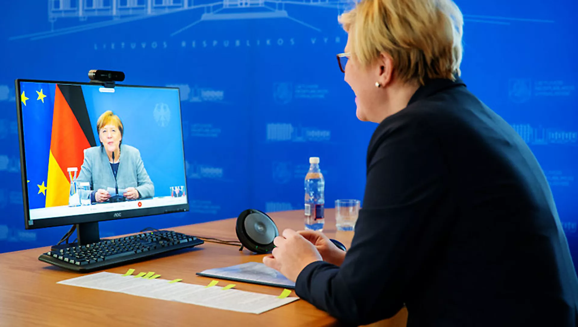 Премьер-министр Ингрида Шимоните беседует с канцлером Германии Ангелой Меркель - Sputnik Lietuva, 1920, 02.02.2021