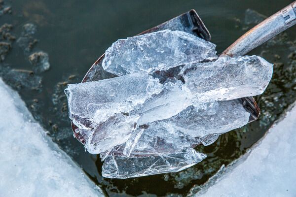 Лед в проруби на озере Харриет в Миннеаполисе, штат Миннесота - Sputnik Lietuva