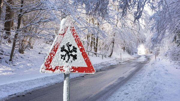 Знак, предупреждающий о скользкой снежной дороге - Sputnik Литва