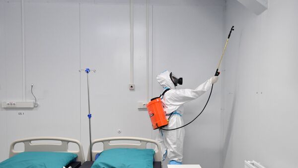 Медперсонал проводит санобработку в инфекционной клинической больнице - Sputnik Lietuva
