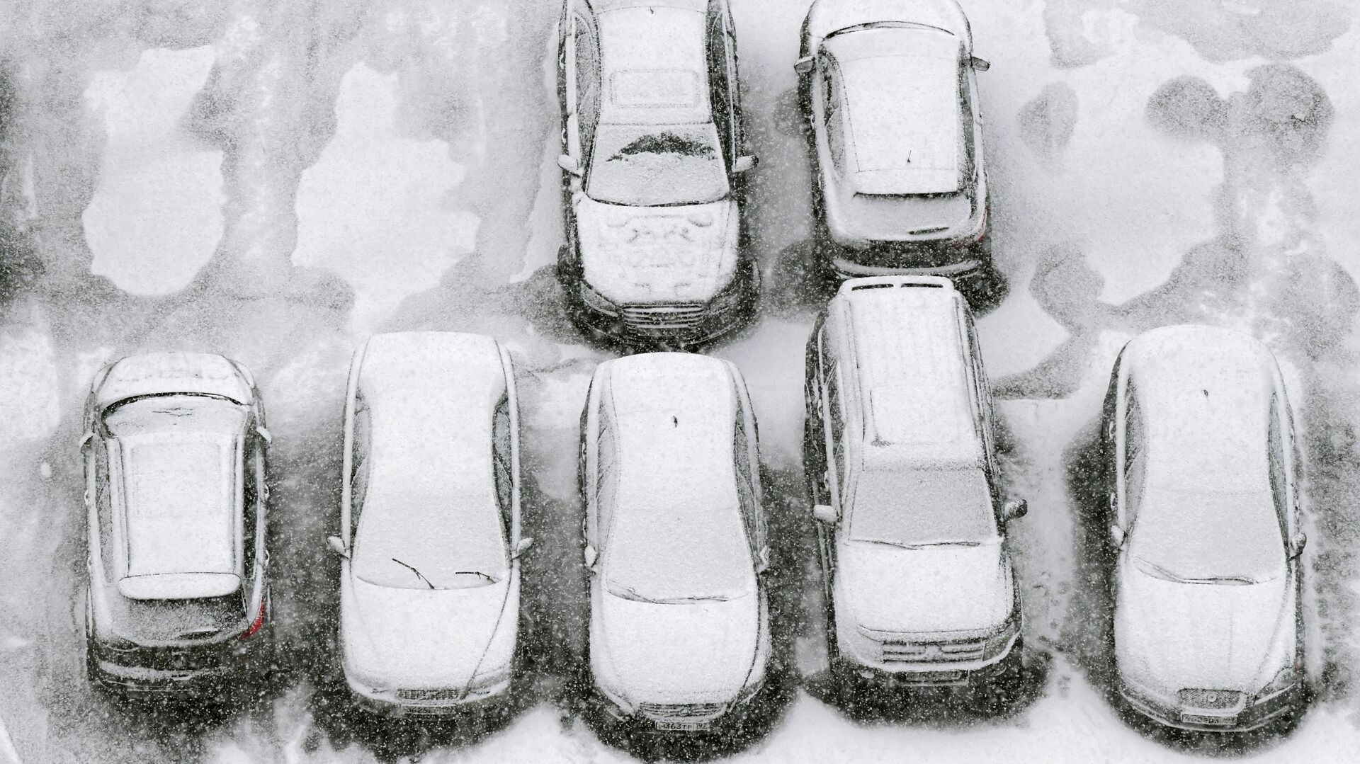 Автомобили на парковке, занесенные снегом - Sputnik Lietuva, 1920, 22.01.2022