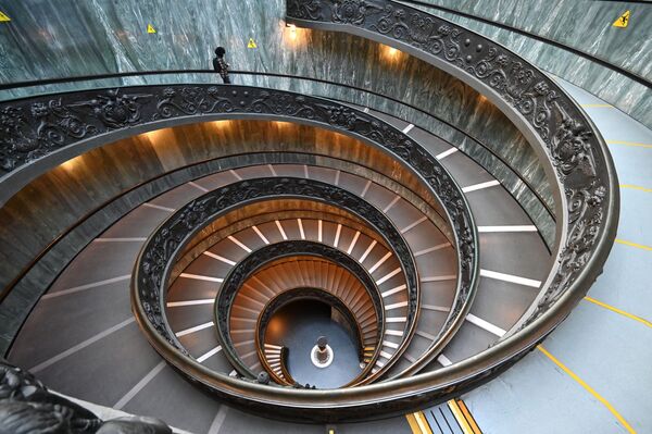 Мужчина спускается по лестнице Браманте в музее Ватикана - Sputnik Lietuva