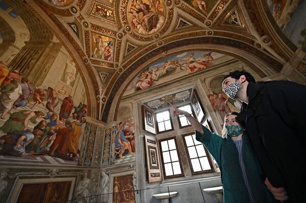 Посетители в Станцах Рафаэля в музее Ватикана, вновь открывшегося после локдауна - Sputnik Lietuva