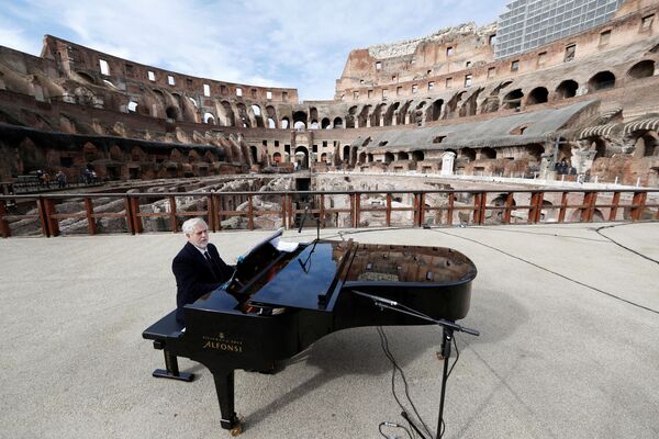 Пианист репетирует перед концертом в Колизее, который открывается после снятия ограничений, Рим, Италия - Sputnik Lietuva