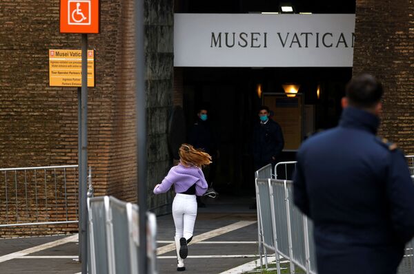 Девушка бежит к входу в музей Ватикана - Sputnik Lietuva