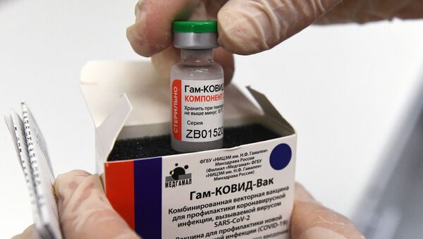 Медсестра достаёт ампулу с вакциной против COVID-19 Спутник V (Гам-КОВИД-Вак) - Sputnik Lietuva