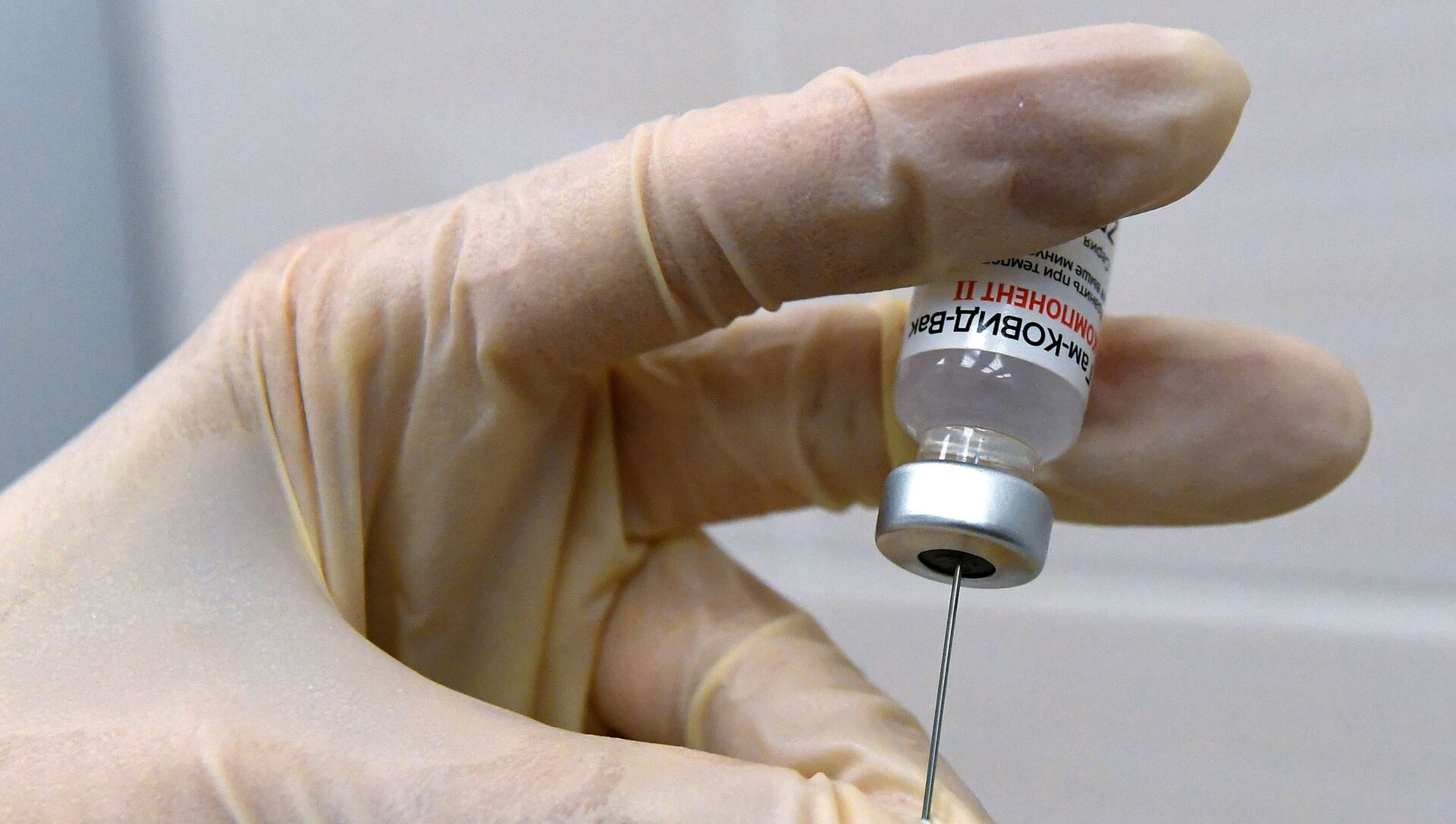 Медсестра набирает в шприц вакцину против COVID-19 Спутник V (Гам-КОВИД-Вак) - Sputnik Lietuva, 1920, 11.02.2021