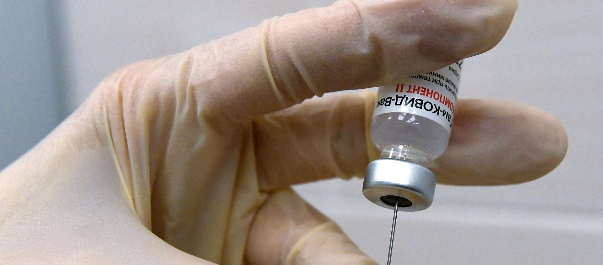 Медсестра набирает в шприц вакцину против COVID-19 Спутник V (Гам-КОВИД-Вак) - Sputnik Lietuva, 1920, 01.03.2021