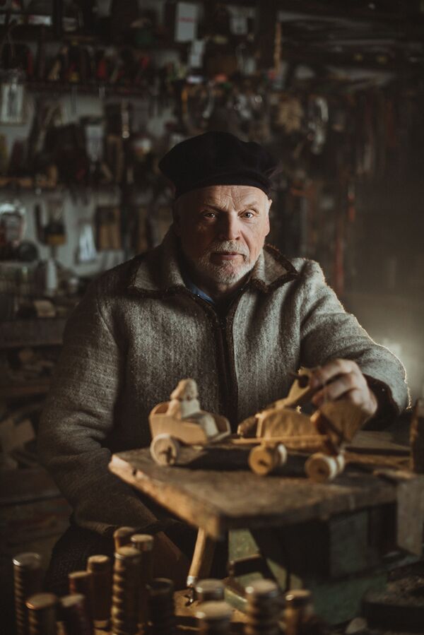 Снимок Traditional Crafts: Portrait of a Toymaker фотографа Simas Bernotas, победивший в номинации National Awards (Литва) конкурса 2021 Sony World Photography Awards  - Sputnik Lietuva
