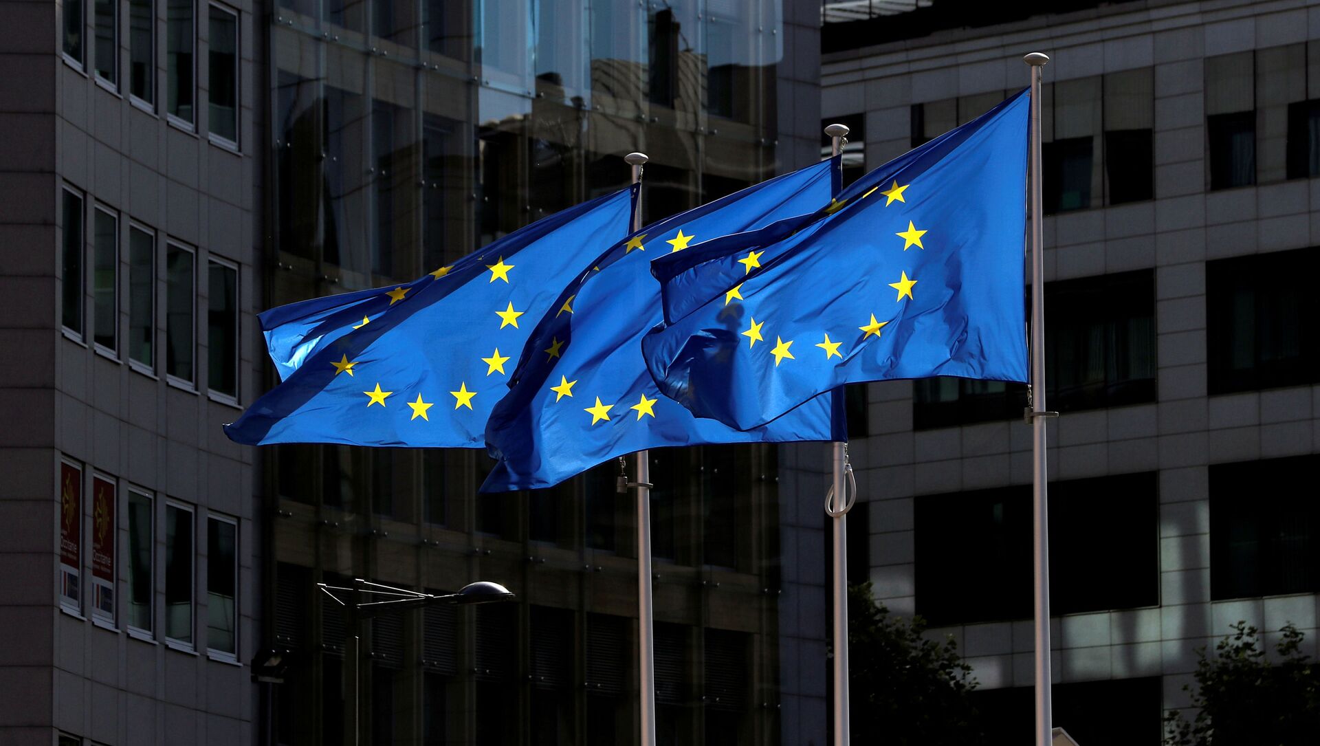Флаги Европейского союза у штаб-квартиры Европейской комиссии в Брюсселе  - Sputnik Lietuva, 1920, 15.02.2021