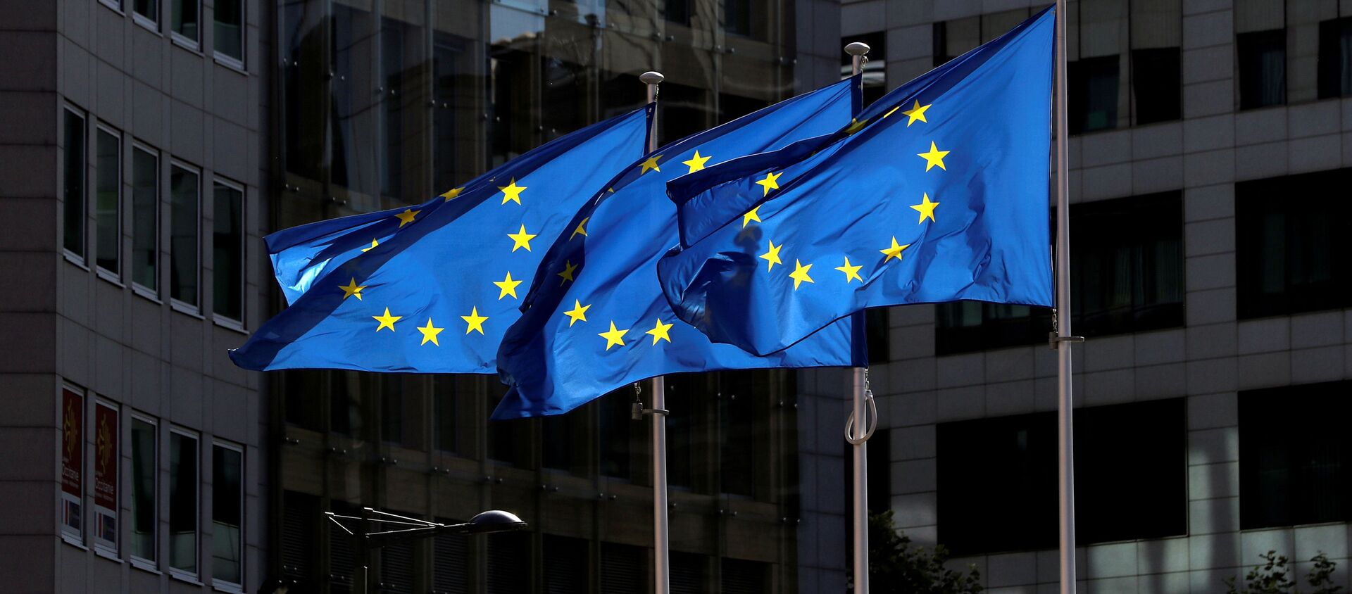 Флаги Европейского союза у штаб-квартиры Европейской комиссии в Брюсселе  - Sputnik Литва, 1920, 10.02.2021