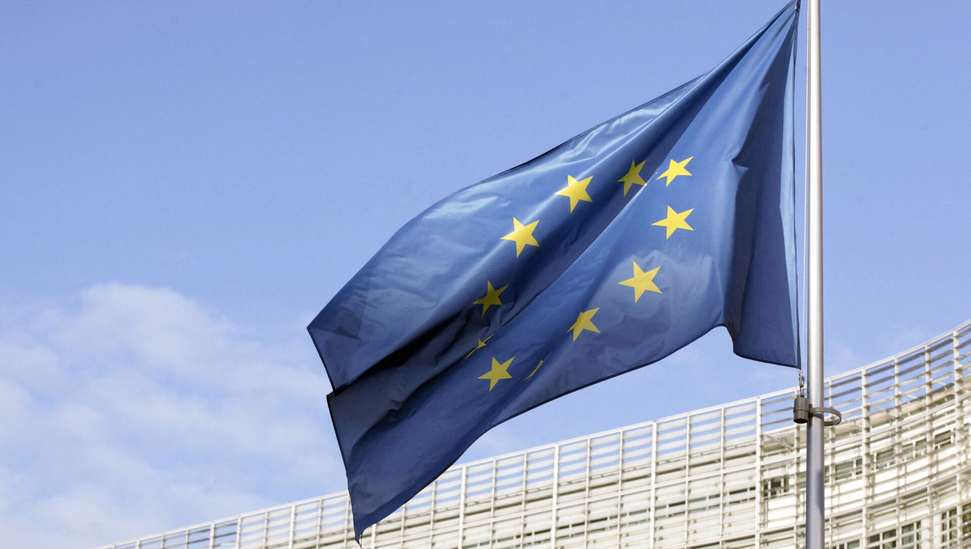 Флаг ЕС у здания Европейской комиссии в Брюсселе  - Sputnik Lietuva, 1920, 22.02.2021