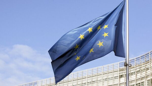 Флаг ЕС у здания Европейской комиссии в Брюсселе  - Sputnik Литва