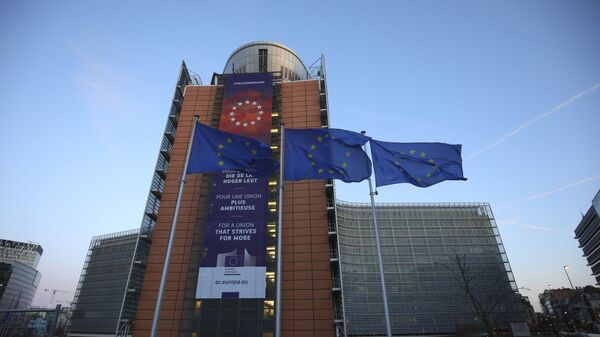 Флаги Европейского союза у штаб-квартиры ЕС в Брюсселе - Sputnik Литва