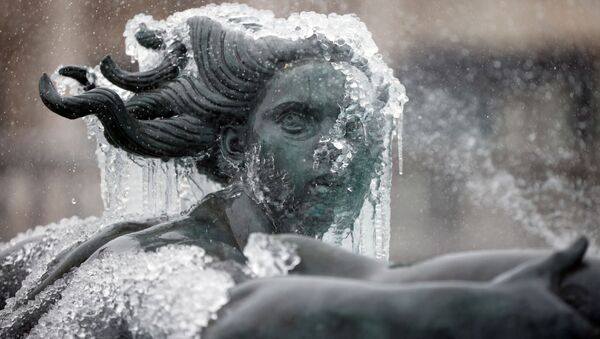 Покрытая льдом статуя на Трафальгарской площади в Лондоне  - Sputnik Lietuva