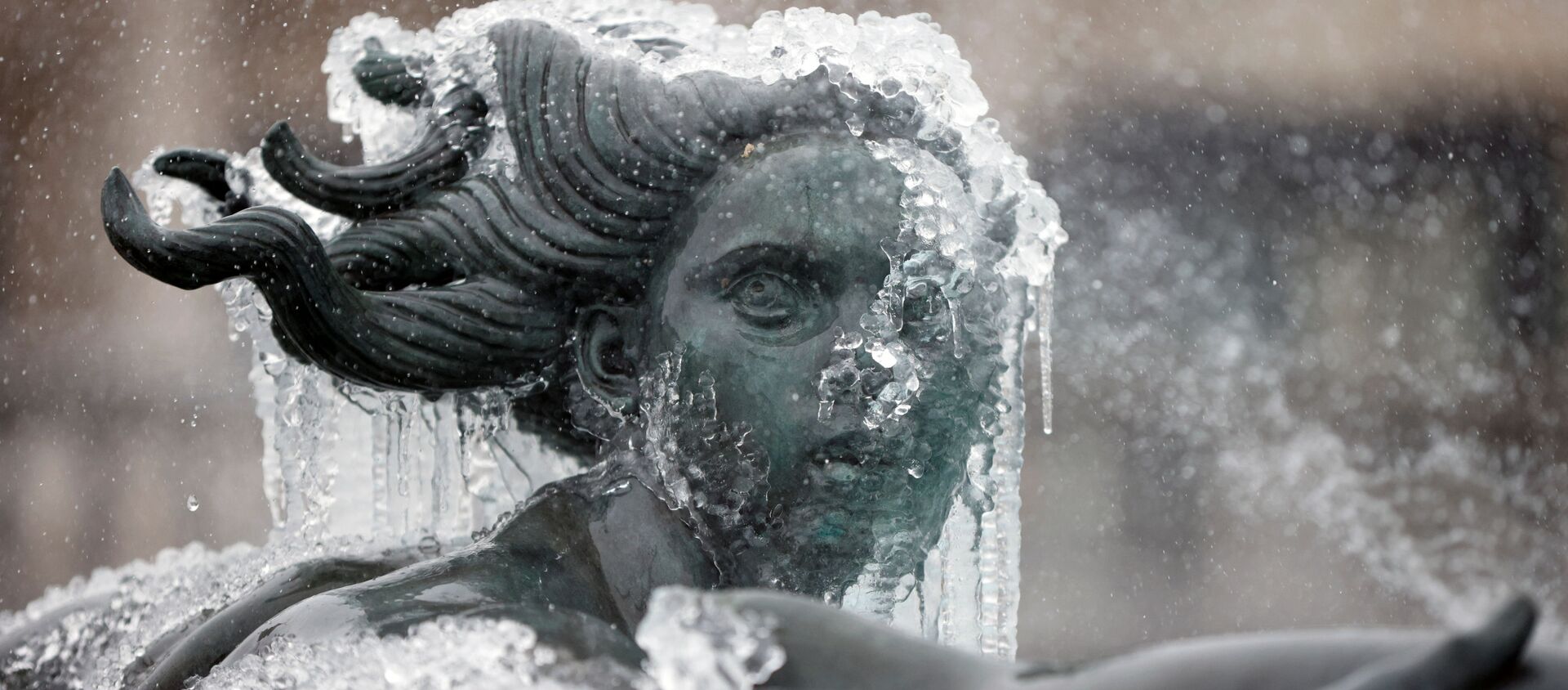 Покрытая льдом статуя на Трафальгарской площади в Лондоне  - Sputnik Lietuva, 1920, 18.02.2021