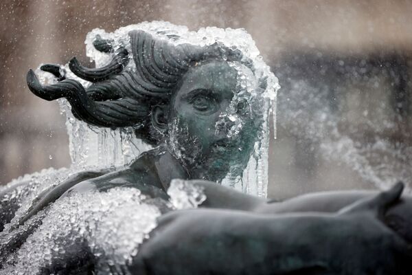 Покрытая льдом статуя на Трафальгарской площади в Лондоне  - Sputnik Литва